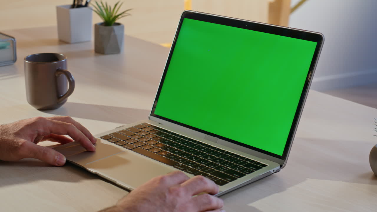 Laptop con schermo verde sulla scrivania