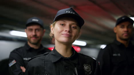 Mujer-Policía-Sonriente-Mirando-A-La-Cámara.-Oficial-De-Policía-Posando-Con-Colegas