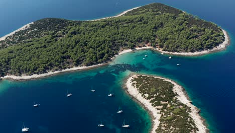 vista de arriba de veleros alrededor de la isla de lastovo en el sur de dalmacia, croacia