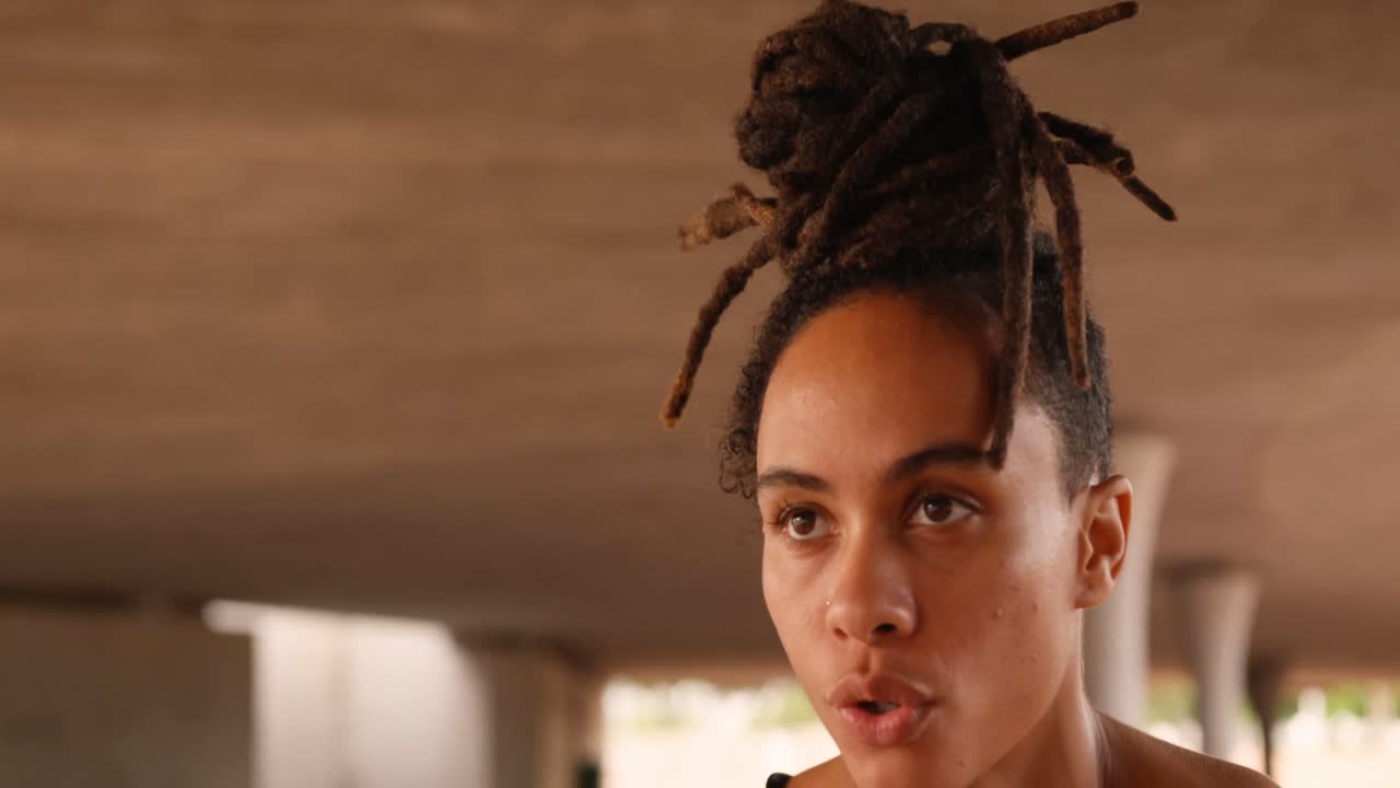 도시 4k에서 운동하는 젊은 아프리카계 미국인 여성의 앞면