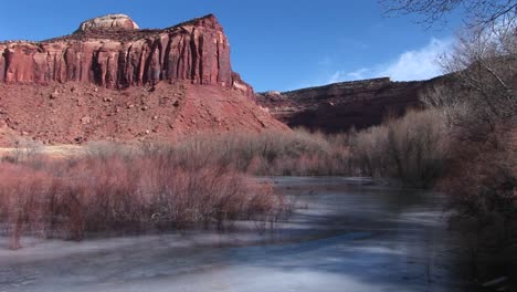 Mittlere-Aufnahme-Eines-Butte-Und-Eines-Zugefrorenen-Baches-In-Süd-Utah