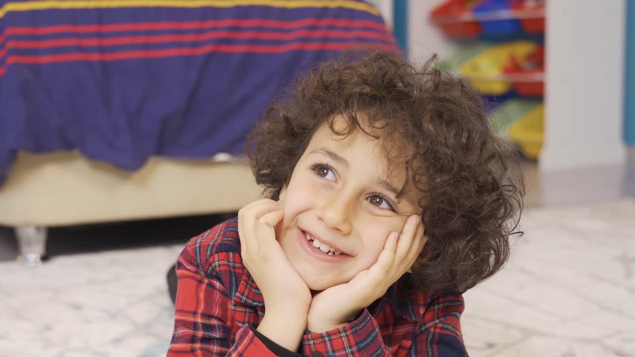 Niño soñador. Niño feliz.