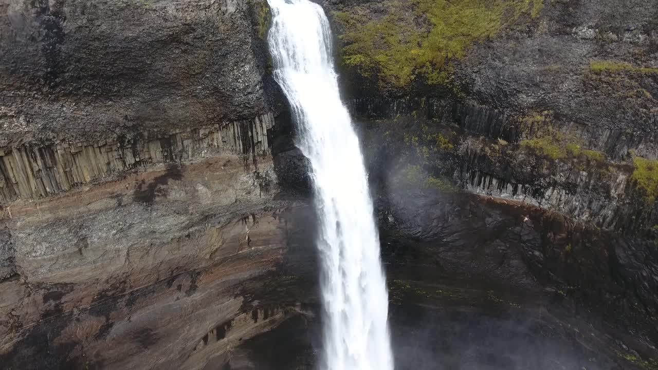 tomada aérea de un dron de háifoss de 122 metros de altura situado en islandia