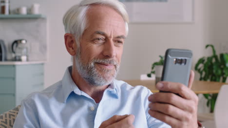 Hombre-Sordo-Teniendo-Video-Chat-Sosteniendo-Un-Teléfono-Inteligente-Usando-Lenguaje-De-Señas-Abuelo-Saludando-Disfrutando-De-La-Conexión-Charlando-Por-Teléfono-Móvil