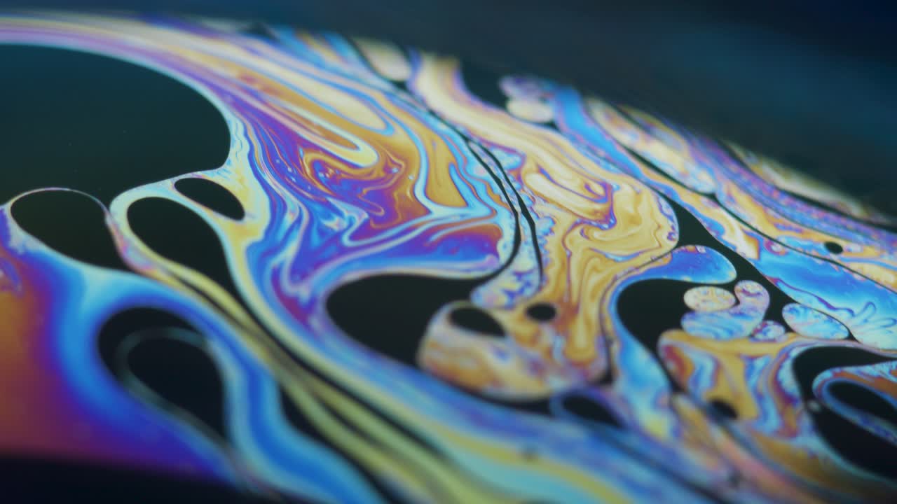 dinámica de fluidos y difracción de refracción de la luz en la superficie de la burbuja de jabón de cerca