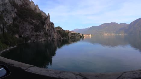 filmowanie panoramy jadącej teslą nad brzegiem wąskiej drogi jeziora iseo