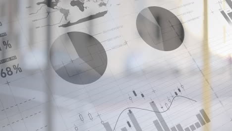 animación del procesamiento de datos financieros con flechas sobre la ciudad