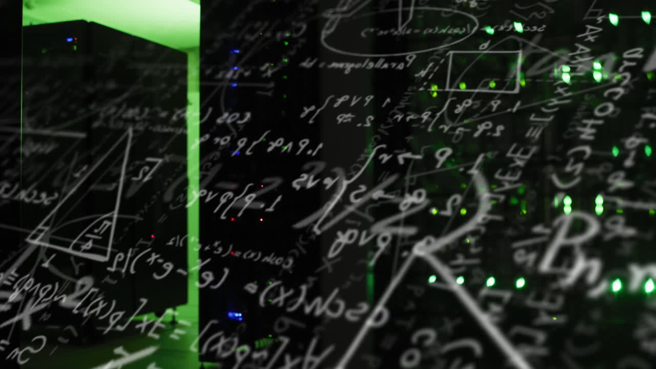 animación de ecuaciones matemáticas y diagramas frente a un rack de servidor iluminado en la sala de servidores.