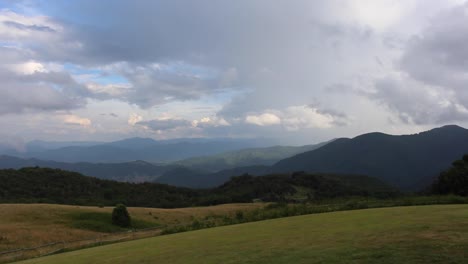 lapso de tiempo de las nubes sobre las cimas de las montañas en el campo