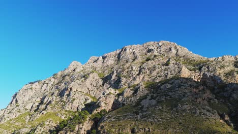 Vista-Panorámica-De-Los-Bordes-Superiores-De-Las-Montañas-Rocosas-En-Un-Día-Soleado-En-Mallorca,-España