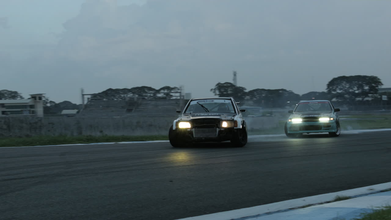 모터스포츠 공원의 트랙에서 표류하는 경주용 자동차