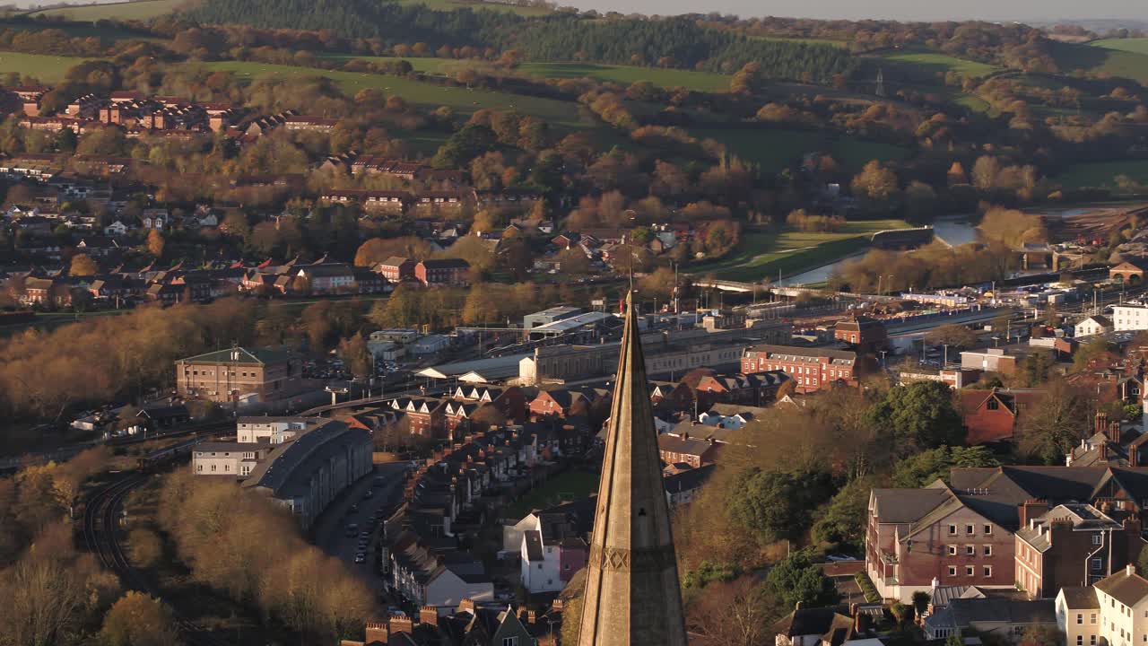 Panorama over Exeter. Kirketårn i forgrunnen, bak er elven og St Davids jernbanestasjon.
