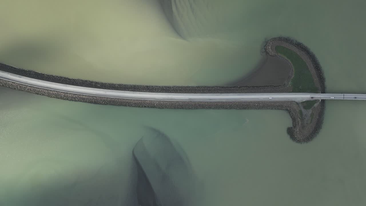 vehículos viajan juntos, la estructura del puente se extiende por el fiordo de borgarfjörður