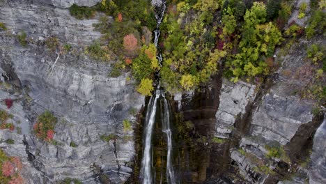 Vista-Aérea-De-La-Cascada-Que-Brota-De-La-Caída-Del-Velo-De-Novia-En-Las-Montañas-De-Utah,-Antena