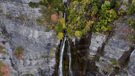 vista aérea de la cascada que brota de la caída del velo de novia en las montañas de utah, antena