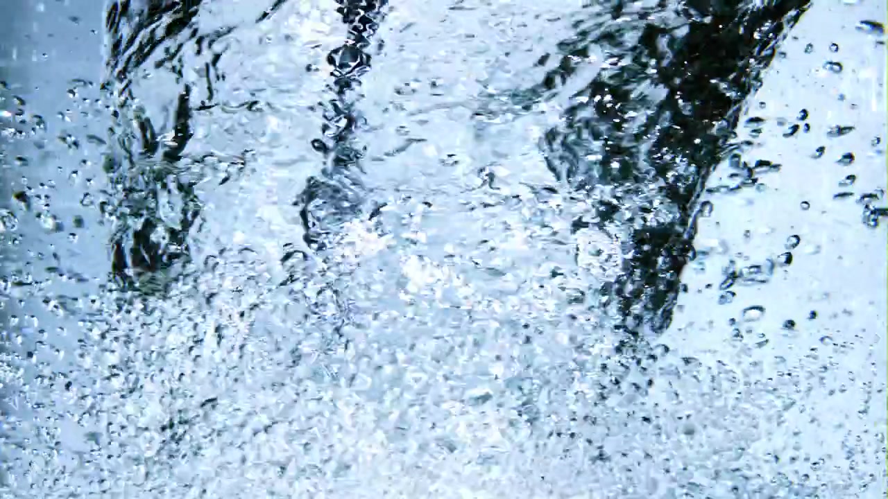 Friskt klart vatten som flödar och bubblar i slow motion