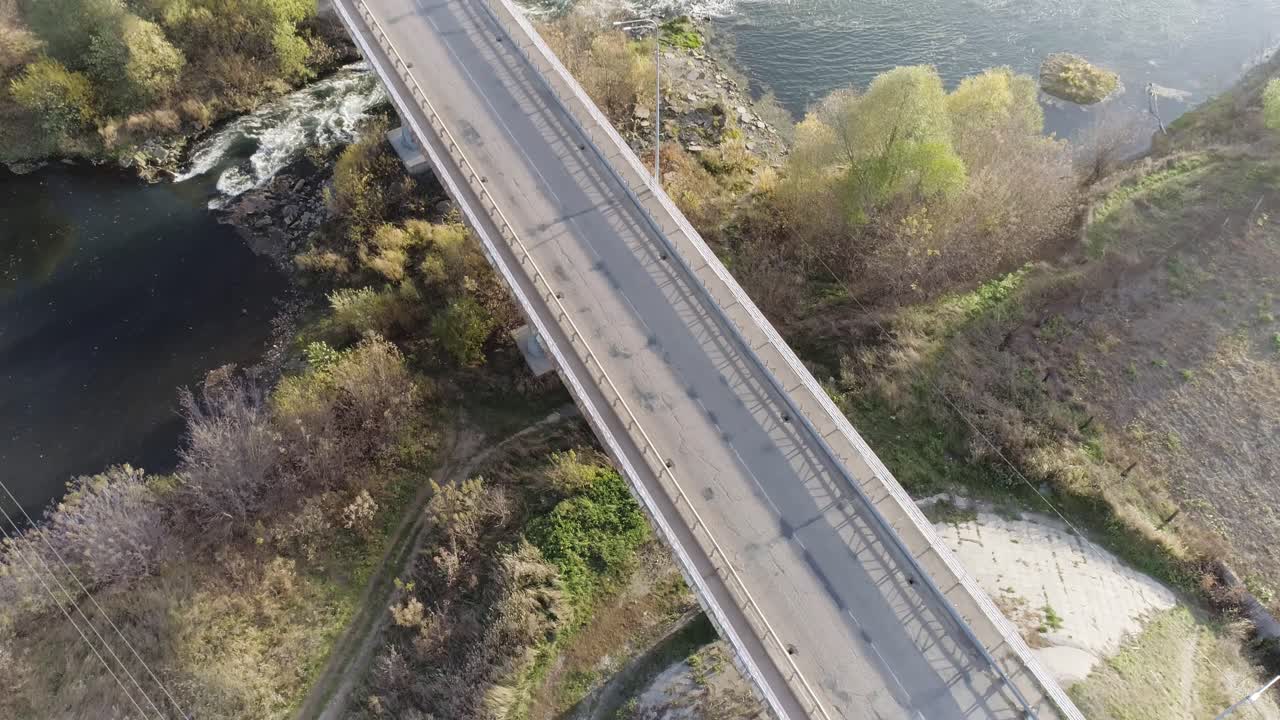 vista aérea de un puente sobre un río