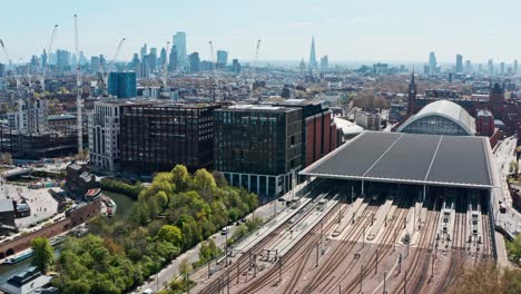 Absteigende-Drohnenaufnahme-Von-Bahngleisen-In-Richtung-London-St.-Pancras-Station