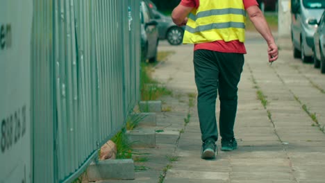 Obreros-Caminando-En-El-Estacionamiento-Sosteniendo-Una-Llave