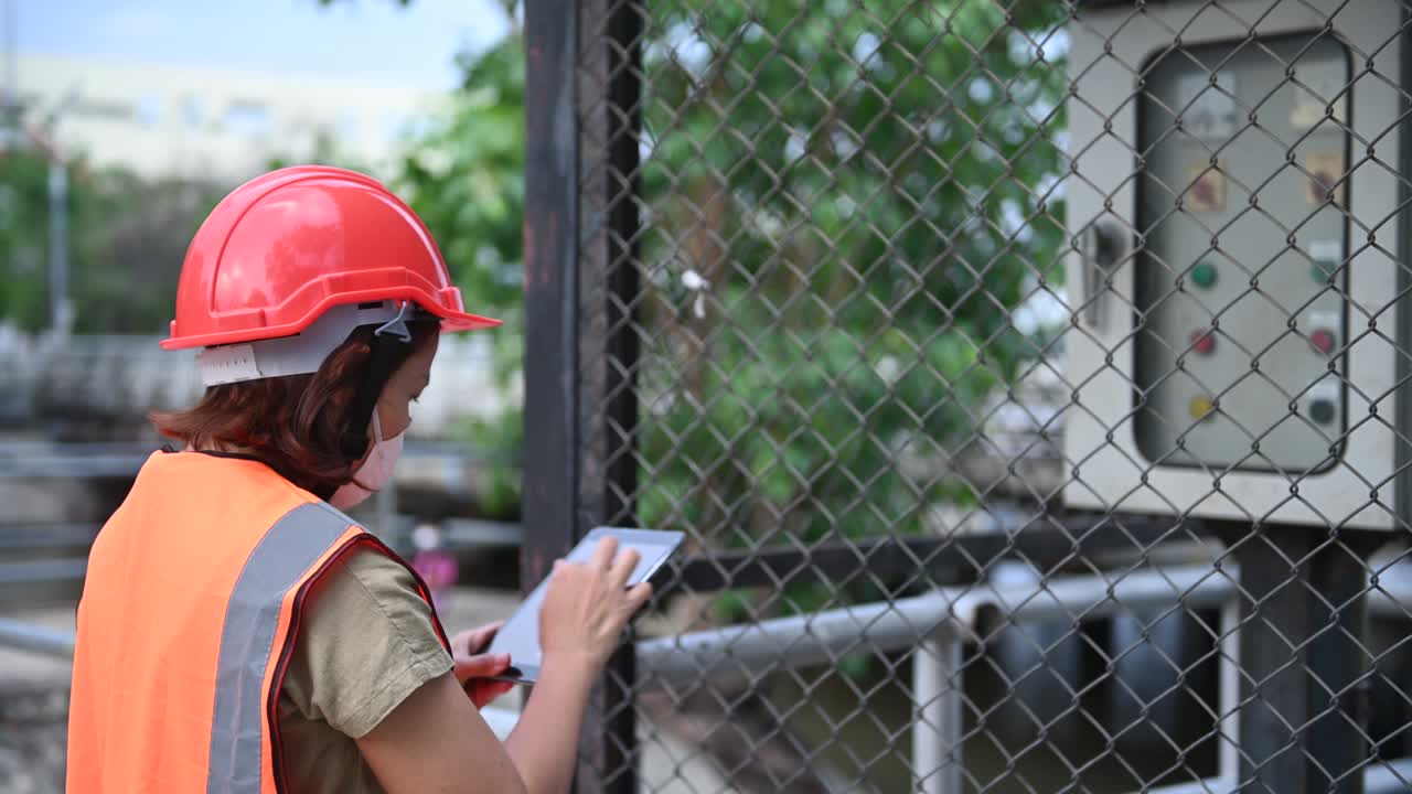 ingenieros ambientales trabajan en plantas de tratamiento de aguas residuales