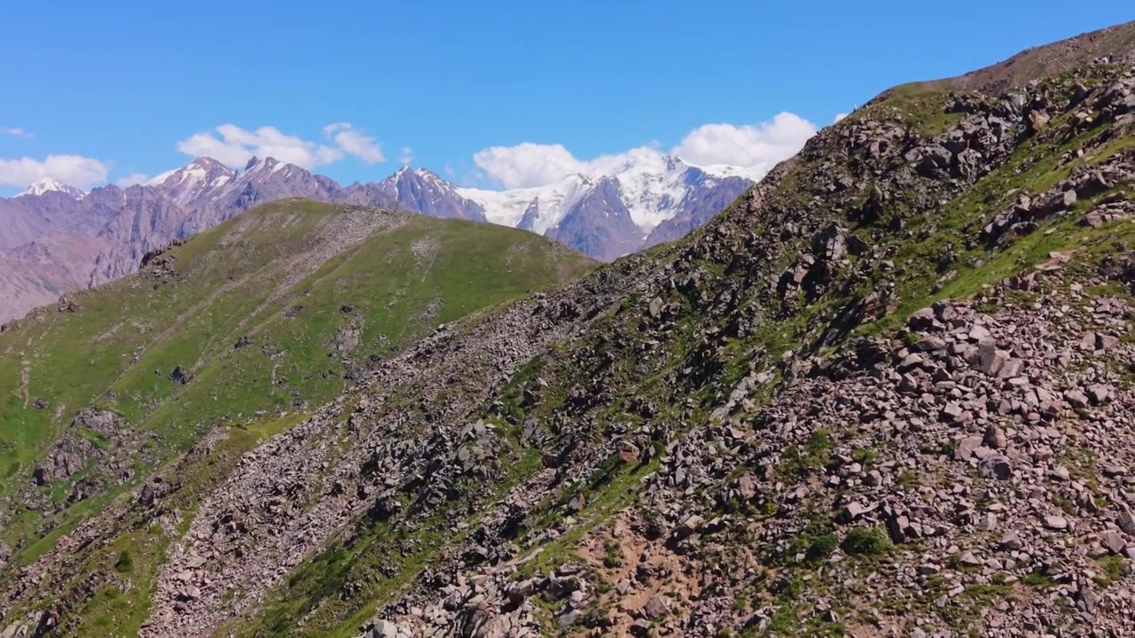 Drohnenaufnahme der epischen Landschaft des Furmanow-Gipfels in Almaty