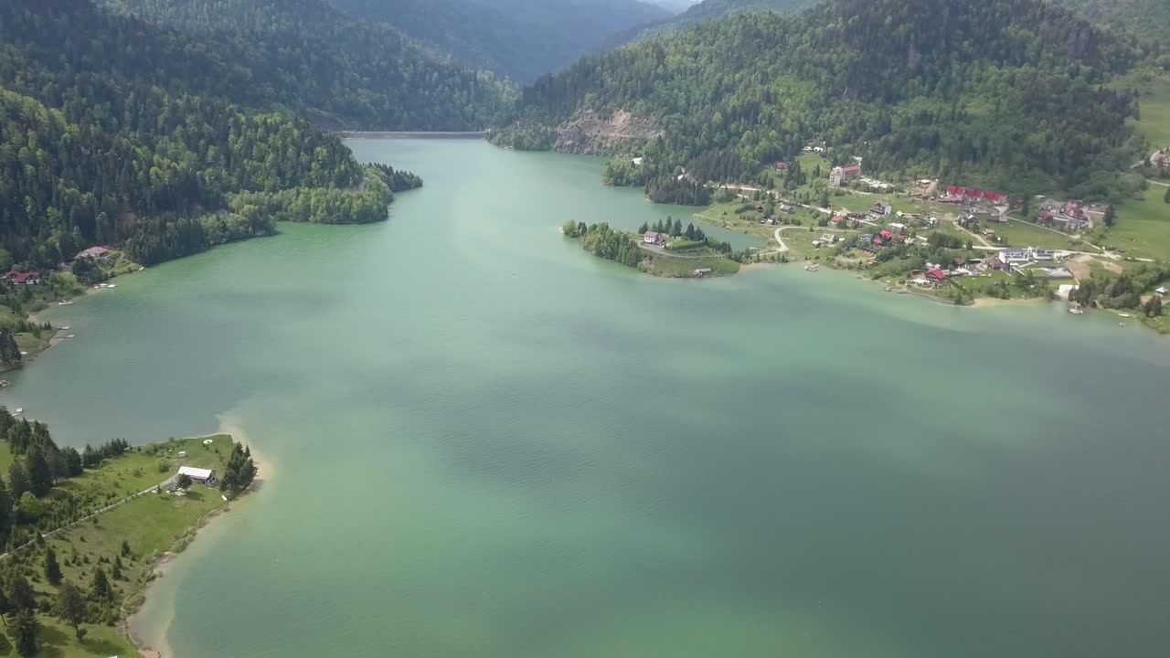 Vadideki göl - rezervuar suyunun havadan panoramik çekimi