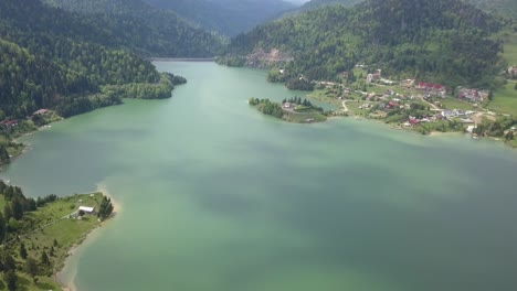 Toma-Panorámica-Aérea-Del-Lago---Agua-Del-Embalse-En-El-Valle