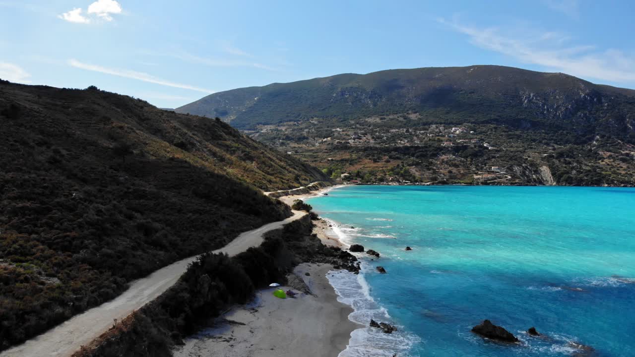 푸른 바다와 울창한 산이 있는 아기아 키리아키 해변 - 공중 돌리 드론 샷