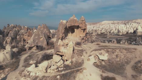 imágenes de drones aéreos de 4k de retroceso de los restos de una casa tallada en capadocia, en el centro de turquía