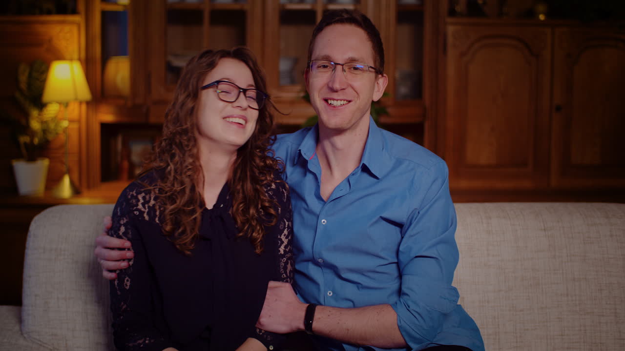 una pareja sentada en un sofá