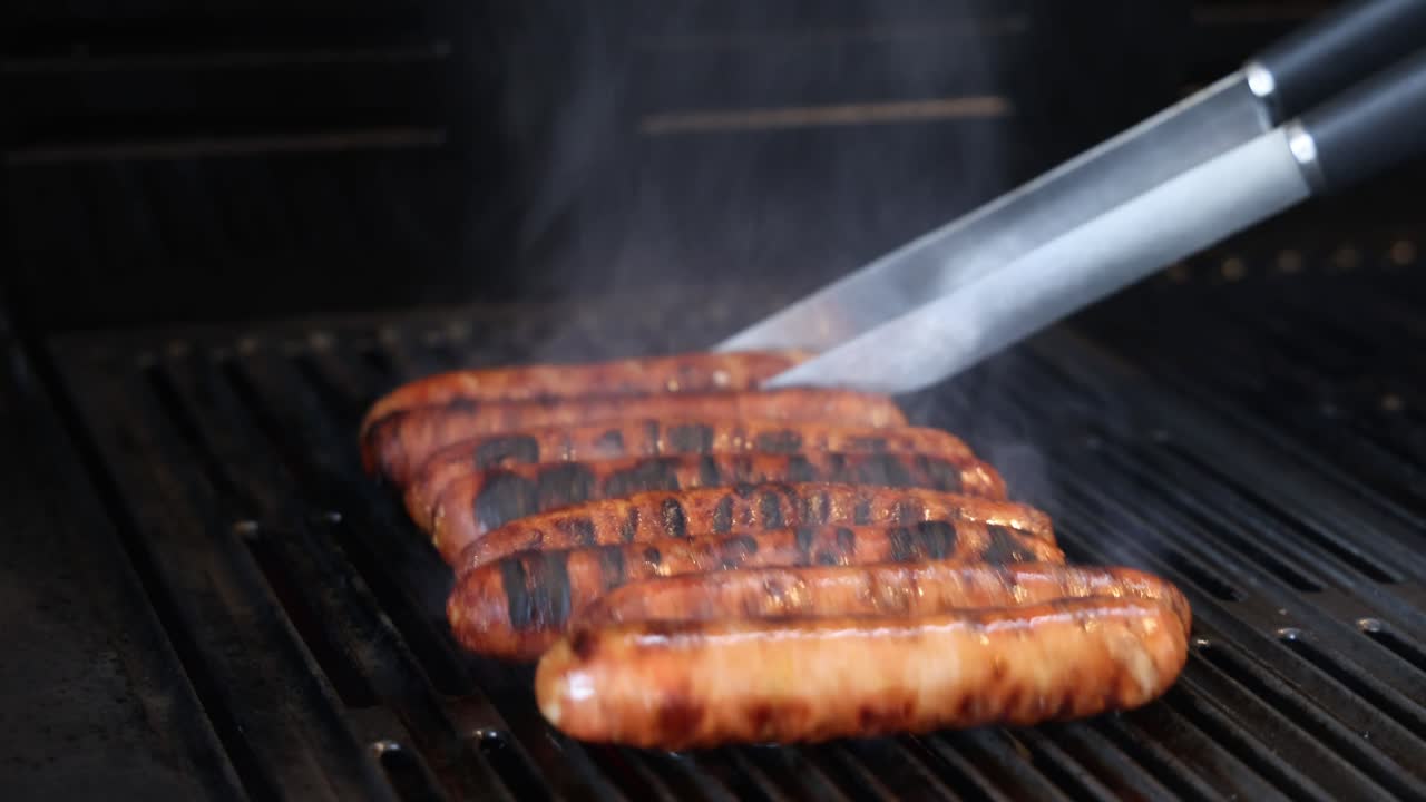 horneado secuencial de salchichas en una parrilla caliente