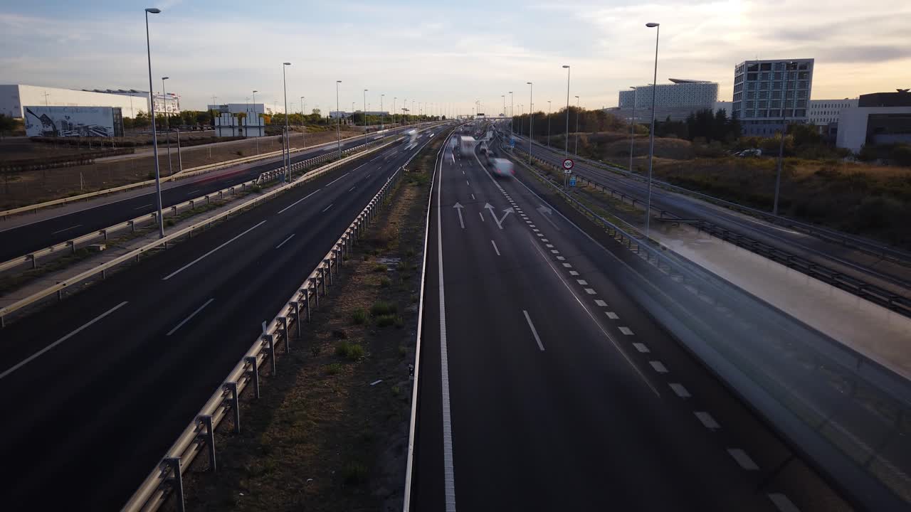 Time lapse del traffico al mattino in autostrada.