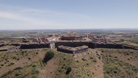 Ikonisches-Fort-Da-Graca,-Aufschlussreiche-Rückwärtsaufnahme,-Luftaufnahme