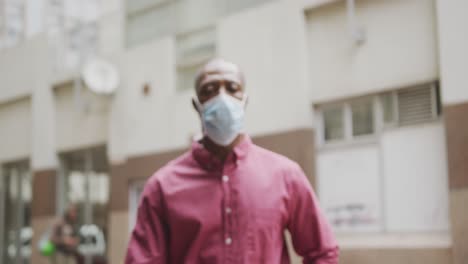 hombre afroamericano en movimiento con una máscara de coronavirus covid19