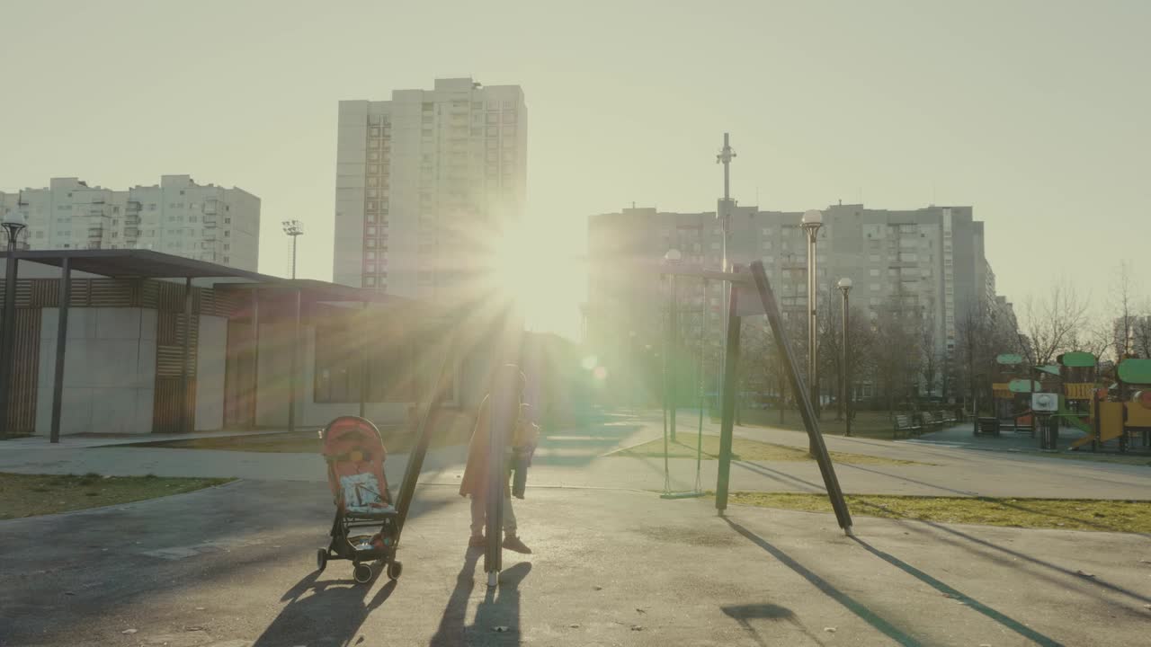 Paisaje urbano con parque infantil y familia