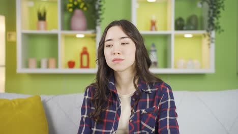 젊은 아시아 여성은 생각에 집중했습니다.