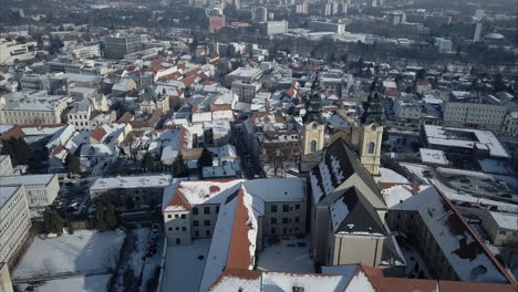 Amplia-Toma-Reveladora-De-Nitra-Sobre-La-Iglesia,-Invierno,-Toma-Aérea,-Eslovaquia