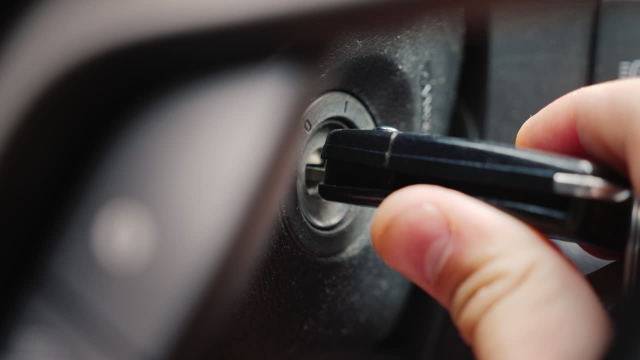 자동차 승용차 시동 시동 키 클로즈업 샷 삽입