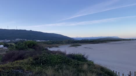 Erstaunliche-Aussicht-Auf-Den-Strand,-Sonnenaufgangsstunde,-Erstaunliche-Wellen