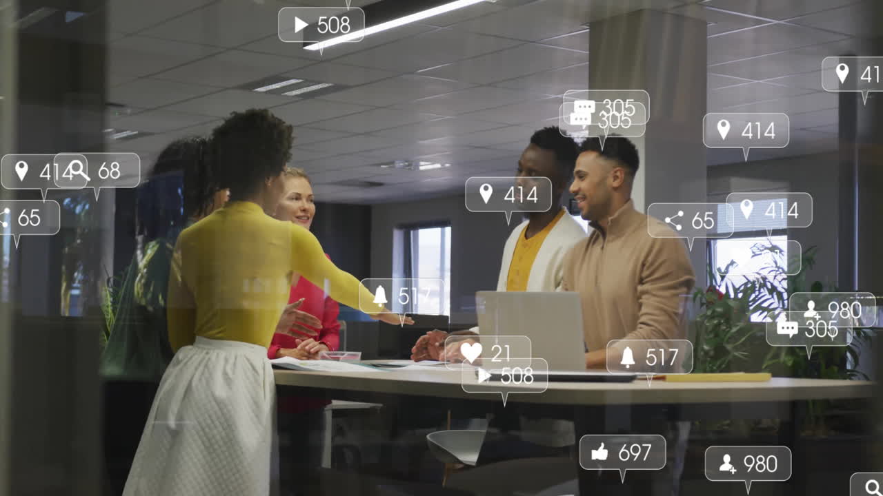 animation von medien-ikonen über verschiedene kollegen, die über die arbeit im büro diskutieren