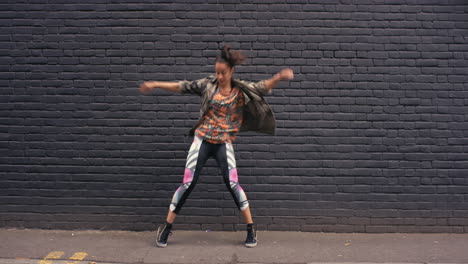 contemporánea funky mujer de raza mixta bailarina de calle bailando estilo libre en la ciudad