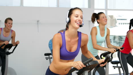 clase de spinning en un estudio de fitness dirigida por un instructor enérgico
