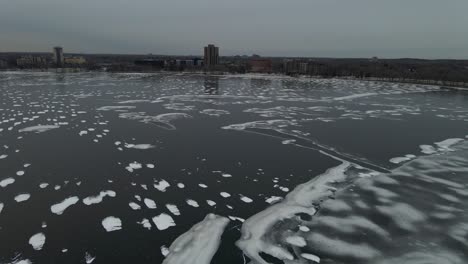 Vista-Aérea-Del-Lago-Bde-Maka-Ska-En-Minneapolis-Durante-El-Invierno-Con-La-Superficie-Completamente-Congelada