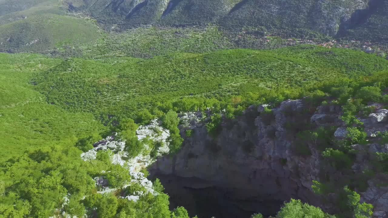 imágenes aéreas de drones de 4k sobre el agujero del jardín de hadas de neraidokipos cerca de kalamata peloponeso peloponissos grecia