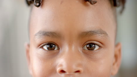 Nahaufnahme-Eines-Jungen-Afroamerikanischen-Jungen-Mit-Braunen-Augen-Zu-Hause