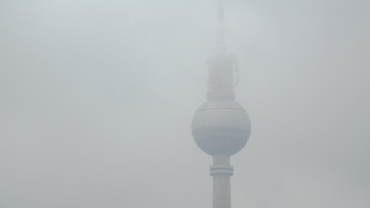 베를린 텔레비전 타워의 타임  ⁇ 프는 안개 같은 독일의 구름 뒤에 숨어 있습니다.