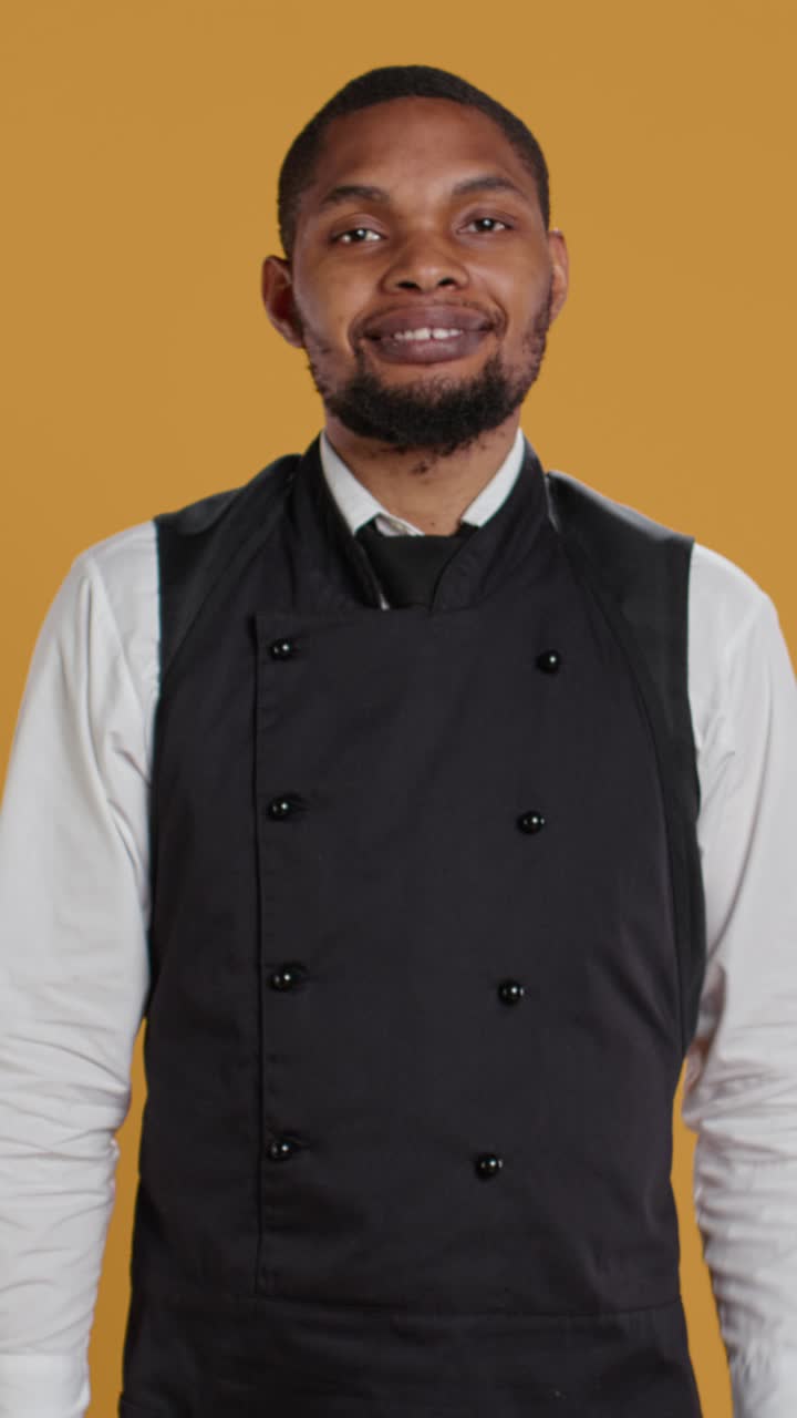 Chef sorridente che sparge sale da un porta condimenti