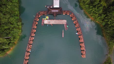 video de drones en 4k mirando desde abajo los bungalows flotantes en los que puedes alojarte en el parque nacional khao sok, tailandia