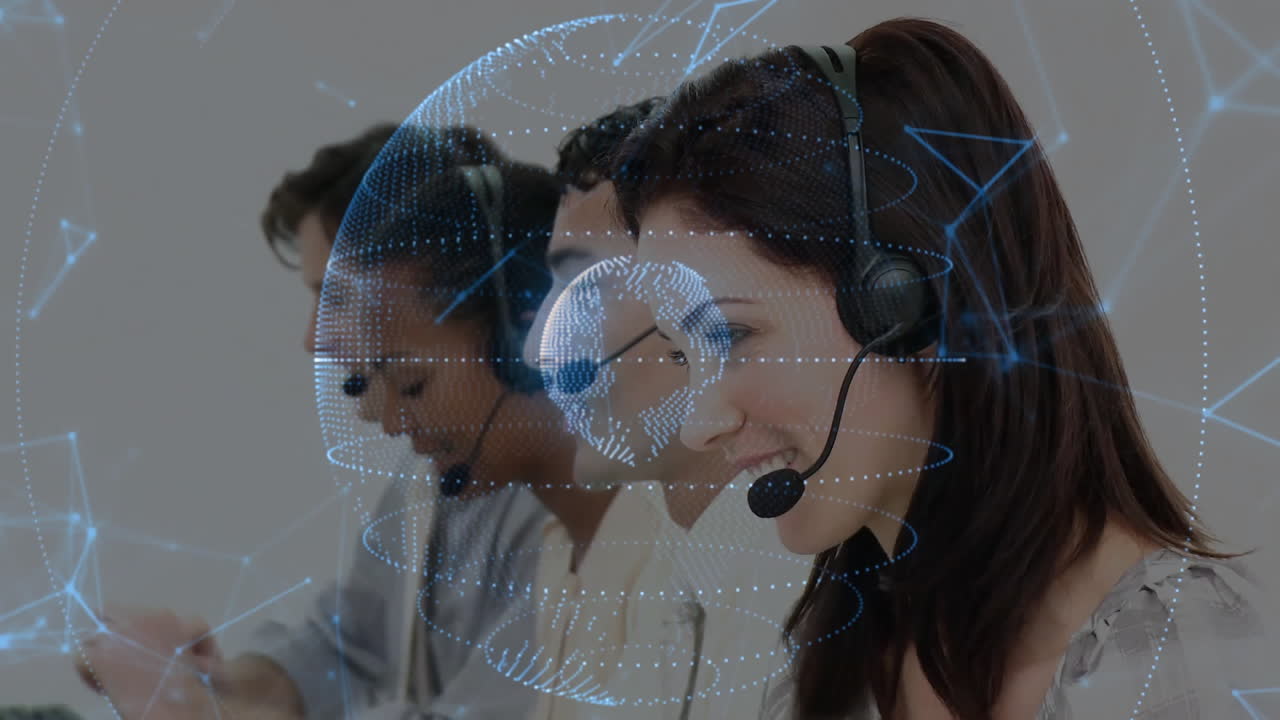 representantes de servicio al cliente con auriculares, conexiones de red global animadas arriba