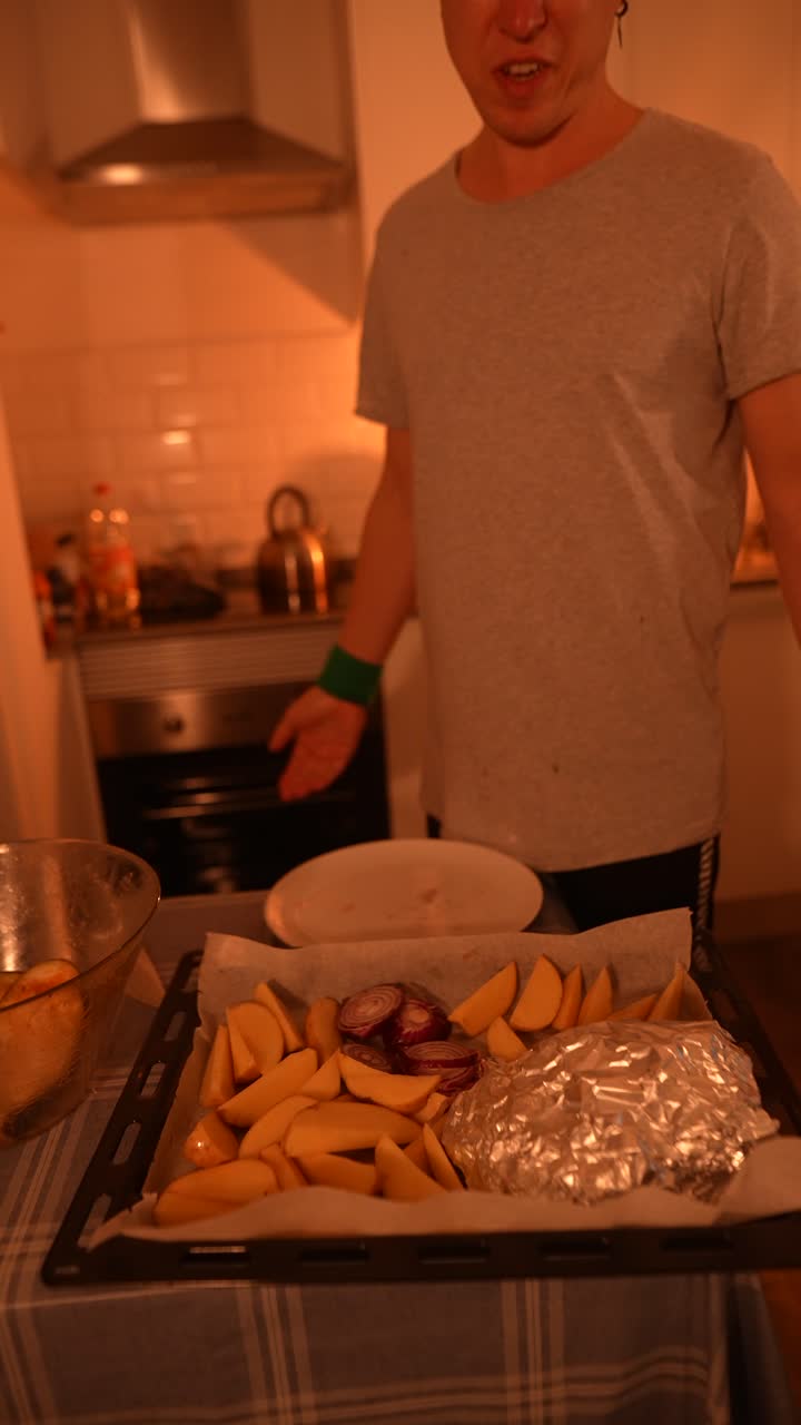 preparando un plato de patatas y cebollas asadas